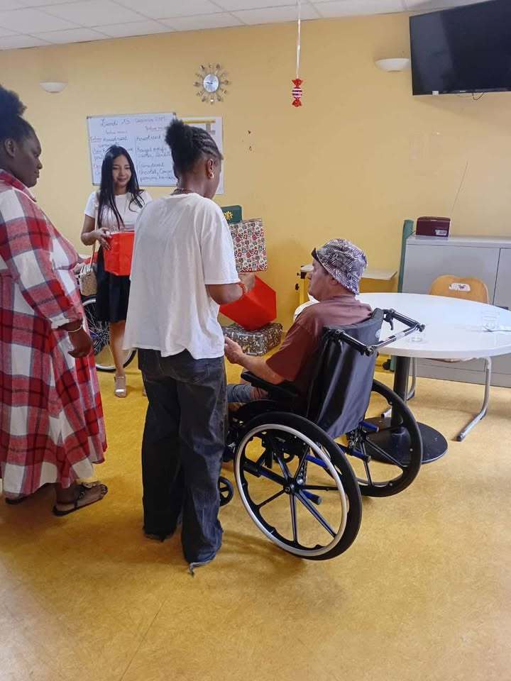 Remise en main propre des cadeaux aux résidents