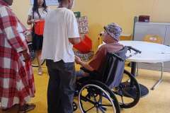 Remise en main propre des cadeaux aux résidents