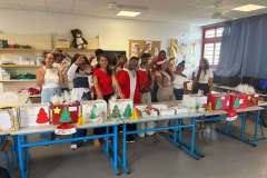 Préparation des cadeaux et enveloppes