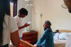 Remise en main propre des cadeaux aux résidents