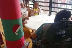 Remise en main propre des cadeaux aux résidents